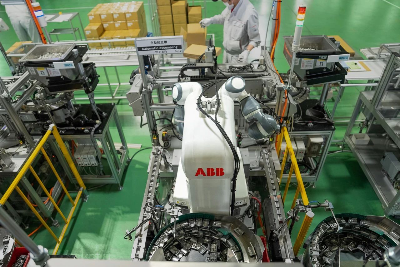 當(dāng)協(xié)作機(jī)器人走進(jìn)汽車鋁件工廠，YuMi盡顯裝配實(shí)力——一場(chǎng)智造升級(jí)的投資邏輯